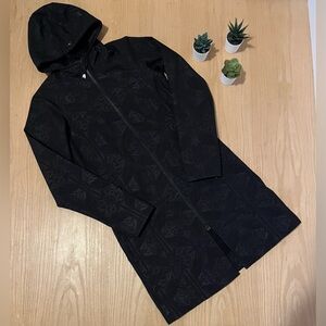 Lululemon Apres Yoga Hooded Soft-Shell Jacket in Black "Dance In Snow" Pattern